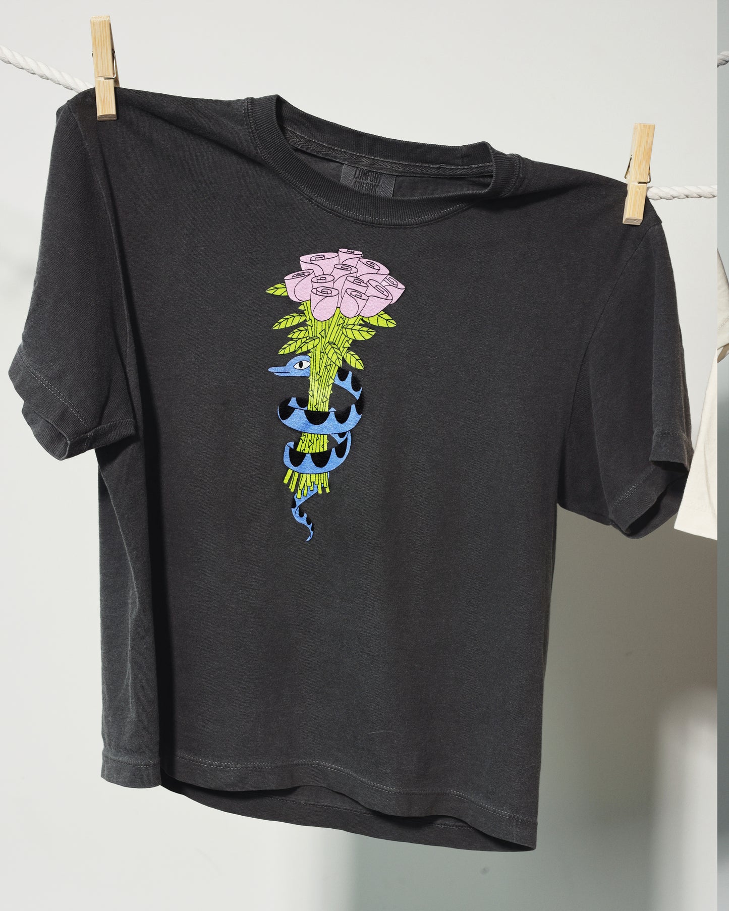 Snake Bouquet Boxy Tee in Pepper